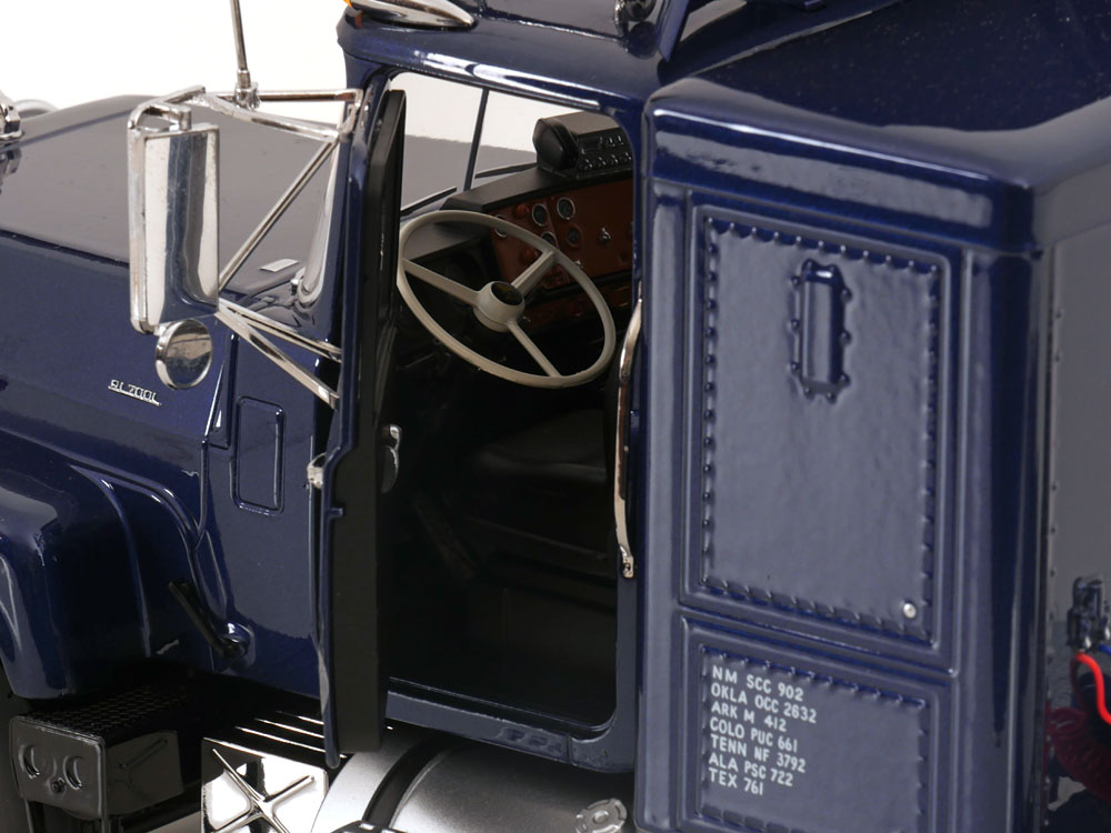 1:18 Road Kings Mack RL 700L 1974 bluemetallic