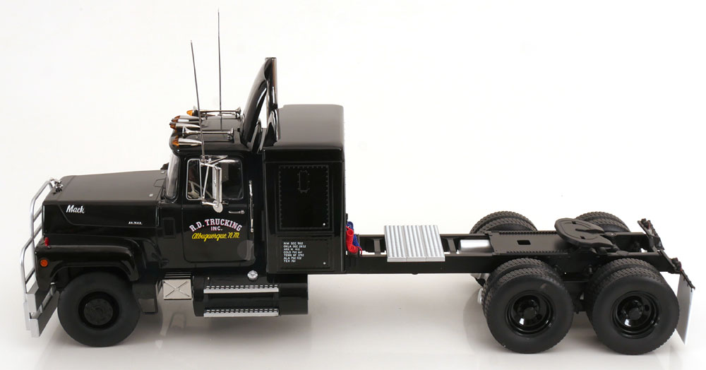 1:18 Road Kings Mack RL 700L 1974 black