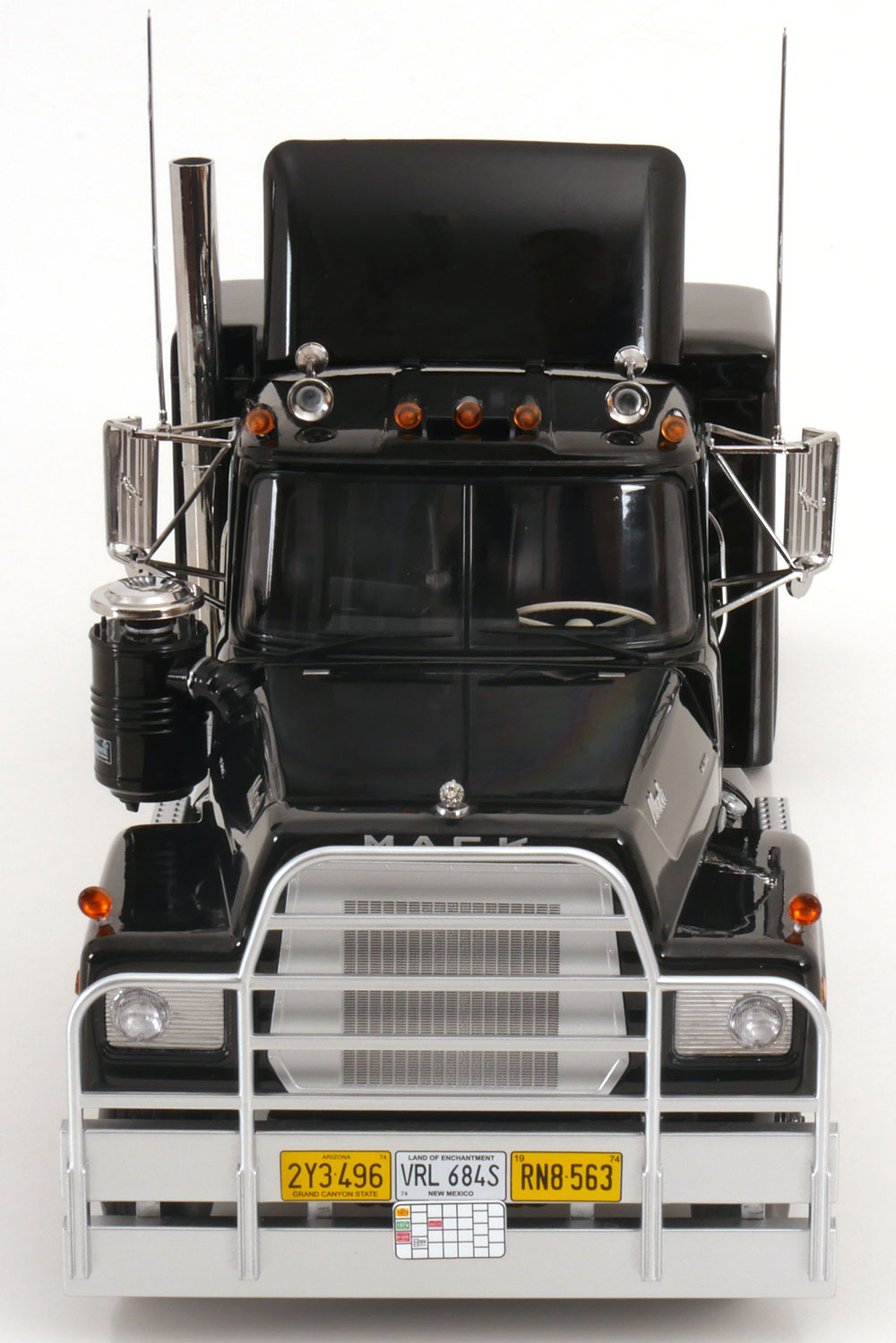 1:18 Road Kings Mack RL 700L 1974 black
