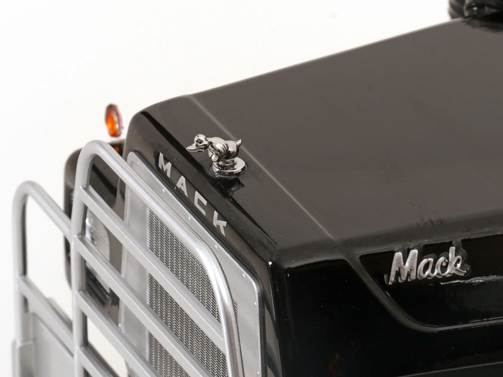 1:18 Road Kings Mack RL 700L 1974 black