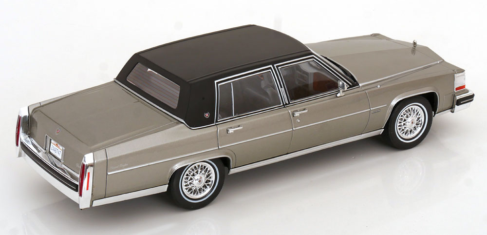 1:18 MCG Cadillac Fleetwood Brougham 1982 greymetallic/flatblack